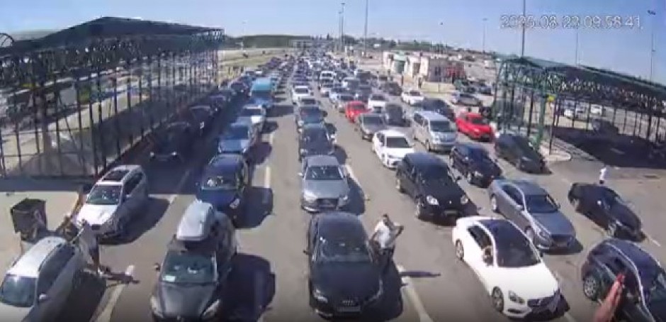 NA GRANICAMA JE TRENUTNO PAKAO! Ako ste krenuli na put naoružajte se strpljenjem, čeka se satima (FOTO)