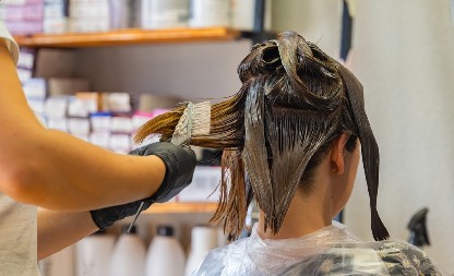 NAJMODERNIJE BOJE KOSE ZA JESEN 2025. Topli tonovi osvežavaju lice i pristaju svima