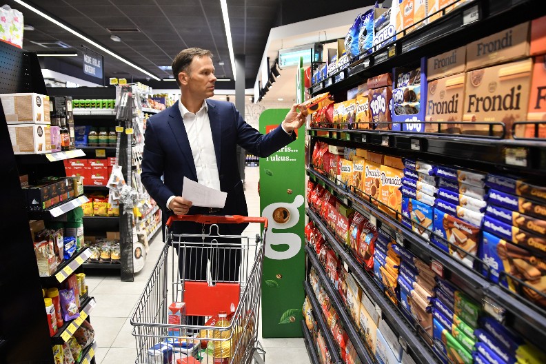 SMANJIĆE SE CENA VELIKOG BROJA PROIZVODA Siniša Mali otišao u kupovinu, evo koliko je izašao račun