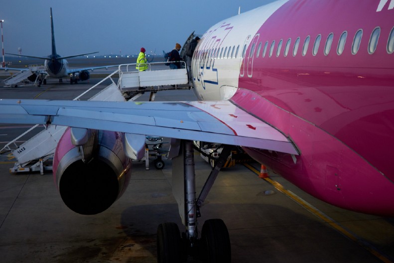 NOVA ZABRANA U AVIONIMA Tri predmeta koje putnici više ne smeju da nose u prtljagu