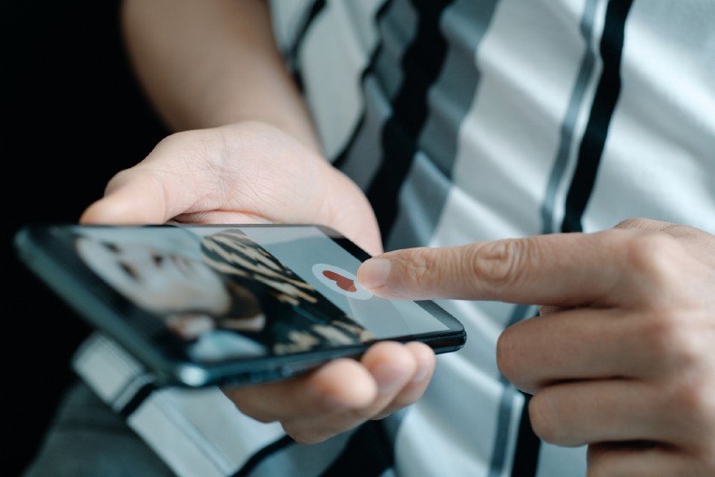 EKSPERIMENT MU JE PROMENIO ŽIVOT IZ KORENA Muškarac odlučio da živi bez mesec dana bez telefona - ono što je otkrio će vas šokirati!