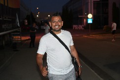 VERSAĆE ODELO, A TEK DA VIDITE MOKASINE Bora Santana stigao pre svih gostiju, ima tri razloga za slavlje (FOTO)