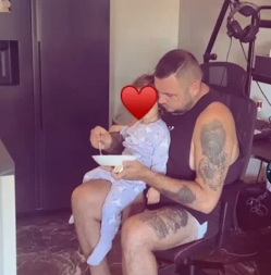 FILIP CAR ČUVA ĆERKU NAKON POMIRENJA SA ALEKSANDROM Pokazao kako provodi vreme sa naslednicom, prizor istopio srca (FOTO)