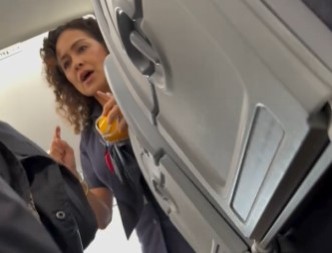 SKANDALČINA U AVIONU Putnica i stjuardesa u žestokoj raspravi, snimak postao hit na mrežama! (VIDEO)