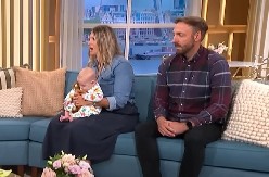 VRIŠTANJE I ŠOK U HOTELU Žena ustala zbog bolova, sela na WC šolju i rodila bebu – nije imala pojma da je trudna! (VIDEO)