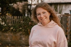 STAVILA JE TEPIH U BAŠTU  Ovoj ženi su se komšije smejale, a sada joj kradu ideju!