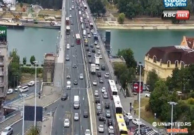 HAOS NA BRANKOVOM MOSTU Vozila se jedva kreću, LUDNICA u smeru ka Novom Beogradu (FOTO)