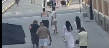 ‘DEVOJKE, NIKADA OVO SEBI NEMOJTE DOZVOLITI!’ Reper šetao gradom sa dve žene – javnost u šoku: ‘Ovo je nenormalno!’