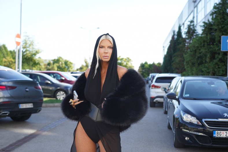 HOT IZDANJE JELENE KARLEUŠE NA SNIMANJU PINKOVIH ZVEZDA! Providna tkanina preko zadnjice, sve oči uprte u nju (FOTO)