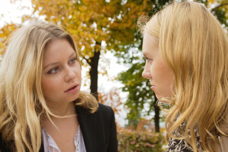 VIC DANA Razgovaraju dve plavuše u parku, kaže prva...