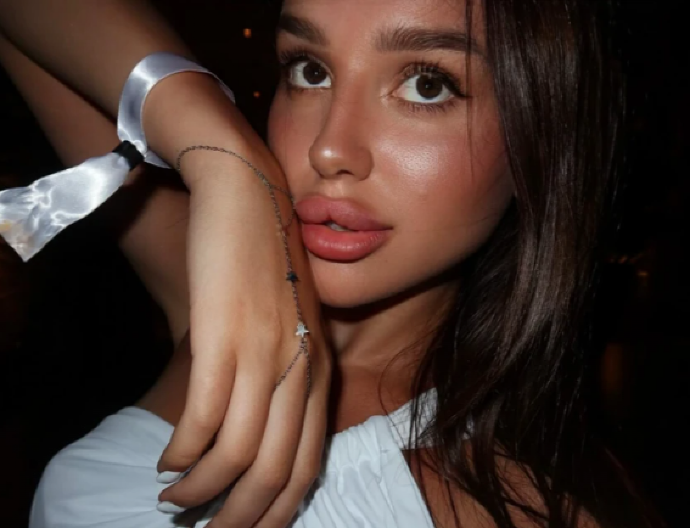 OPUSTILA SE I MLAĐA ČOLINA ĆERKA Pozira bez brushaltera, sve se ocrtalo, a tek da vidite šta je obukla dole (FOTO)