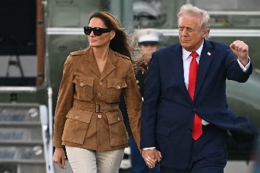 GRMLJAVINA U RAJU? Tramp i Melanija stigli u Vindzor držeći se za ruke, a onda šok – spavali u odvojenim sobama, tražili i svoju posteljinu umesto kraljevskih čaršava