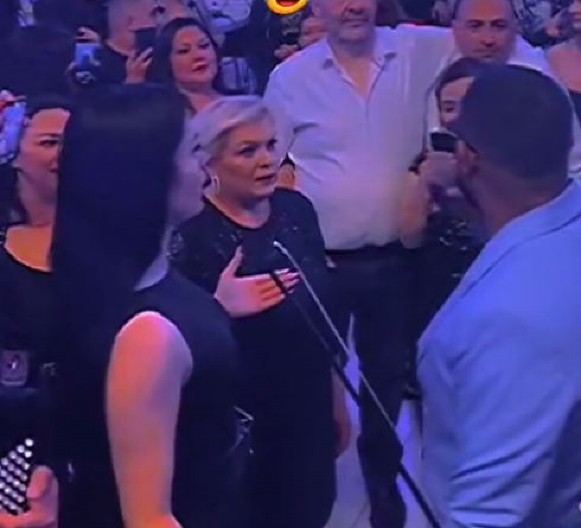 "ŽENE MI PRILAZE U ZANOSU, U GUŽVI" Naša pevačica (20) otkrila šokantne detalje sa nastupa