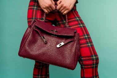 U POLOVNOJ TORBI KUPLJENOJ U NEUGLEDNIJ RADNJI NALAZILO SE NEŠTO NEVEROVATNO Devojka je zinula od čuda - ovo ni u snu nije očekivala