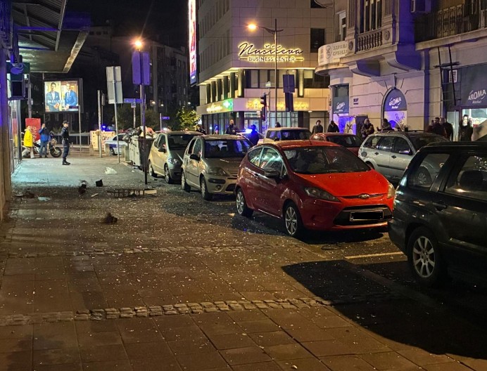 EKSPLOZIJA U CENTRU BEOGRADA: Srča u Kosovskoj ulici, delovi stana leteli na ulicu! (FOTO/VIDEO)