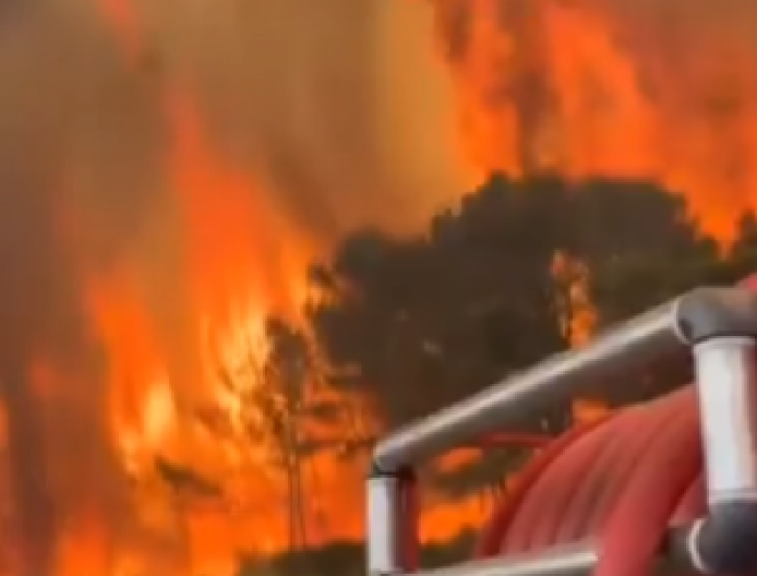 CELA PORODICA STRADALA U UŽASNOM POŽARU Vatrogasci evakuisali 40 STANARA! Horor požar u Italiji