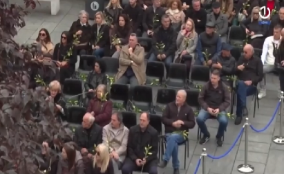 DETALJ SA KOMEMORACIJE SLAMA SRCA Evo šta se nalazi ispred Narodnog pozorišta, o ovome je Halid pevao (FOTO)