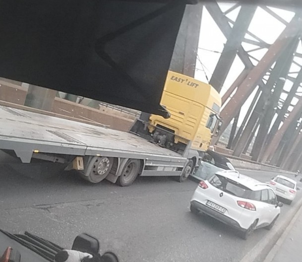 KAMION SE ZAKUCAO U AUTOMOBIL, VOZILA MILE Neviđena gužva na Zrenjaninskom putu, ljudi dva sata stoje u koloni (FOTO)