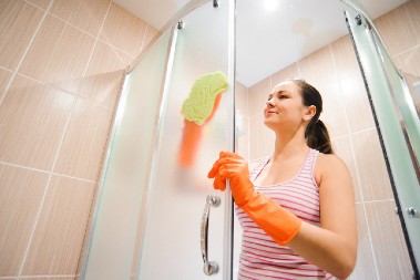 OČISTIM TUŠ KABINU ZA 3 MINUTA Otkrila sam najbrži način za skidanje kamenca i buđi!