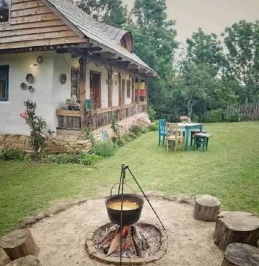 VEKOVIMA STARA NARODNA VEROVANJA Ako u kući sediš prekrštenih ruku, sluti na nesreću, šta će se desiti ako oteraš tuđeg psa