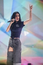 PRIZNALA LJUBAVNU AFERU S POLITIČAREM Pevačica potvrdila glasine na koncertu, bivši muž bio u prvom redu!