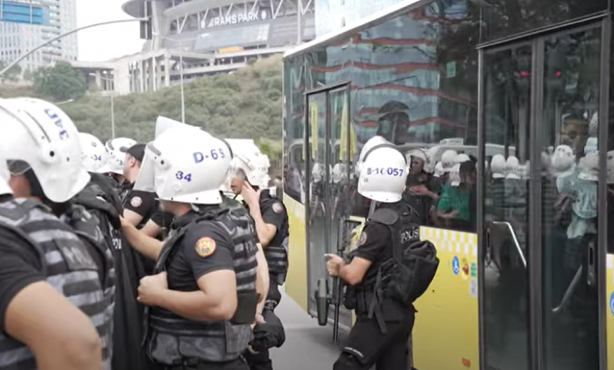 HOROR U ISTANBULU! Autobus uleteo u masu ljudi, ima povređenih!