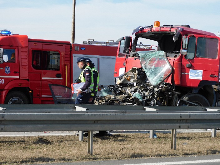 VATROGASCI SEKU SMRSKANI AUTO DA IZVUKU POVREĐENOG Težak sudar kamiona i automobila na putu Kuzmin–Bosut