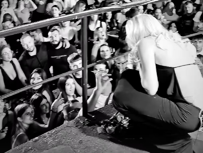 "PRED SVAKI NASTUP POPIJEM ALKOHOL" Naša pevačica priznala sa čim se suočava: "Borim se sa tugom"