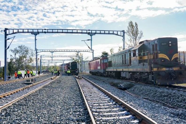 VOZ UDARIO TROJICU MUŠKARACA Jedan nije preživeo, policija istražuje šta se tačno dogodilo