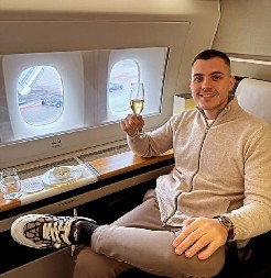 VIKTOR ŽIVOJINOVIĆ BACIO OKO NA POZNATU PEVAČICU Jedna stvar ga odala! (FOTO)