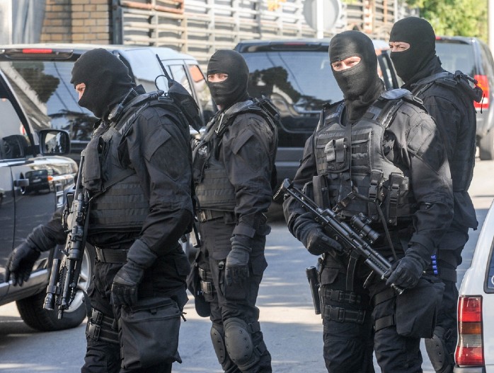 U POLICIJSKIM AKCIJAMA SEM DROGE ZAPLENJEN ARSENAL ORUŽJA Na Zvezdari kod Bojana pronađeno 10 kalašnjikova