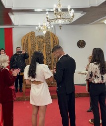 PRIČALO SE DA VOLI MUŠKARCE, A SADA SE OŽENIO! Naš pevač stao na ludi kamen, suprugu krije od javnosti (FOTO)