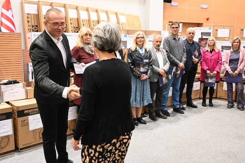 „Parking servis“ uručio donaciju školama u akciji „Đačko parking-mesto“