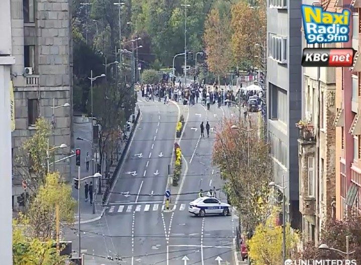 SAOBRAĆAJ ZAUSTAVLJEN U TAKOVSKOJ ULICI Blokaderi ponovo maltretiraju Beograđane