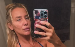 KUPAĆI JEDVA PREKRIO INTIMNE DELOVE! Milica Dabović pokazala telo i tetovaže u kupatilu bez imalo blama (FOTO)