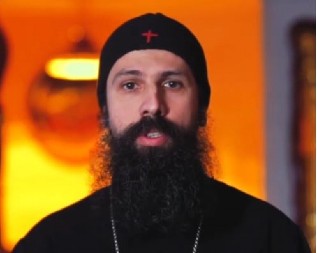 "NE MOŽEŠ TI, ČOVEČE, GORI KANDILO, A TI ... " Iguman Georgije upozorava na grešku Srba na slavi