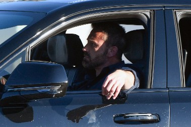 POGLEDAJTE KOGA JE BEN AFLEK "PRIVEO" U SVOM LUKSUZNOM AUTOMOBILU!  Glumac preboleo Dženifer Lopez!