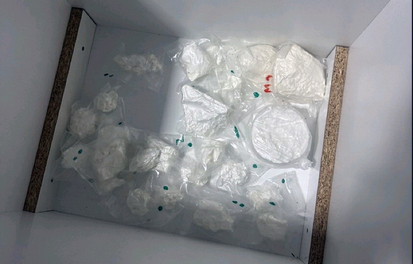 KRAGUJEVCU I NIŠU ZAPLENJENO 120 KG DROGE I 1,9 KG KOKAINA Uhapšena trojica muškaraca