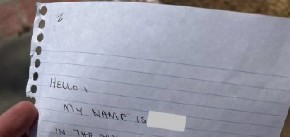 MUŠKARAC ZATEKAO ZASTRAŠUJUĆU PORUKU NA VRATIMA Ono što je starac napisao u pismu ostavilo internet u šoku! (FOTO)