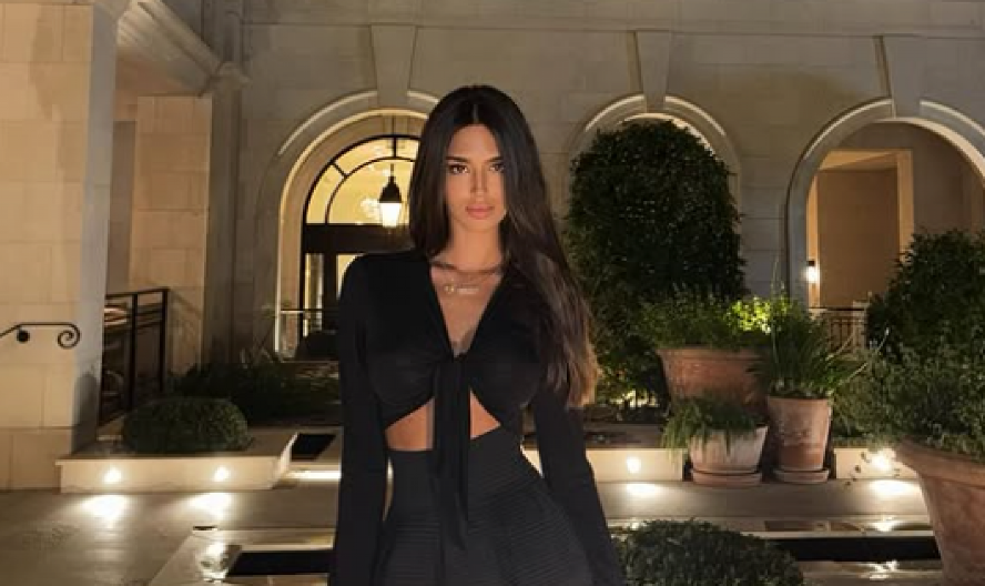 SNIMALA SE U ŠOKANTNOM IZDANJU! Đina Džinović pokazala hot telo, uvija se pred svima i mami atributima (FOTO)