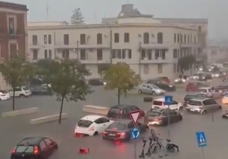 APOKALIPTIČNI SNIMCI NA MREŽAMA, VODA NOSI SVE PRED SOBOM! Stravične poplave pogodile Italiju (VIDEO)