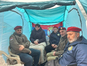 DESETI DAN ŠTRAJKA GLAĐU Mrdić sa veteranima ispred Doma Narodne skupštine: Borimo se za istinu i pravdu