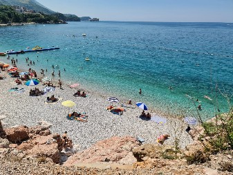 LJUDI, ŠTA JE S VREMENOM! Krcata plaža kod Budve usred novembra, pun grad turista iz Srbije