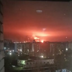 RUSKA RAFINERIJA NAFTE ZASUTA DRONOVIMA Nebo postalo narandžasto, objavljeni zastrašujući snimci - "Izgorela je!" (FOTO/VIDEO)