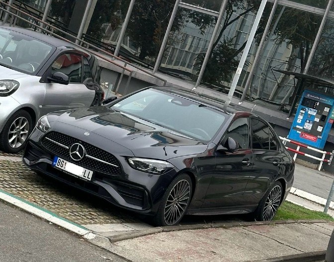 ISPLATE SE BLOKADE FAKULTETA! Braća Luka i Lazar Stojaković voze mercedes sa tablicama LL! Roleksi, nemačka stipendija a sada i "mečka"!