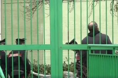 DEČAK (2) SE UGUŠIO U DVORIŠTU VRTIĆA! Traka od dukserice se zakačila za drvo i udavila ga: Nezapamćena tragedija, očajni roditelji telefonom dobili crne vesti