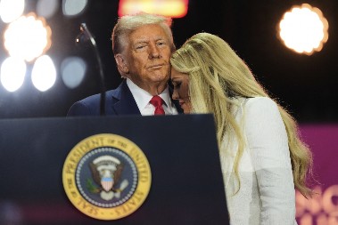 ''ODVRATNO'' TRAMP POLJUBIO KIRKOVU UDOVICU, JAVNOST ZGROŽENA! Snimak postao viralan, mreže gore (VIDEO)