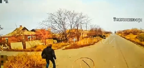 RAZUMELI SU SE Ukrajinac gleda u ruski dron kamikazu pored sebe i - nastavlja mirno svojim putem (VIDEO)