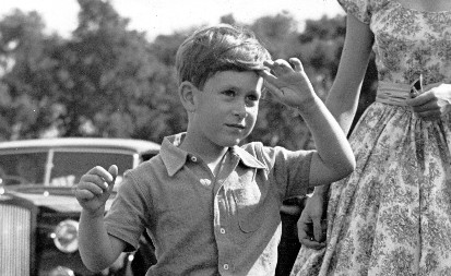 OVAJ DEČAK SLAVI 77. ROĐENDAN Ostao bez majke, oboleo od raka, a zbog najnovijeg skandala je pobesneo kao ris