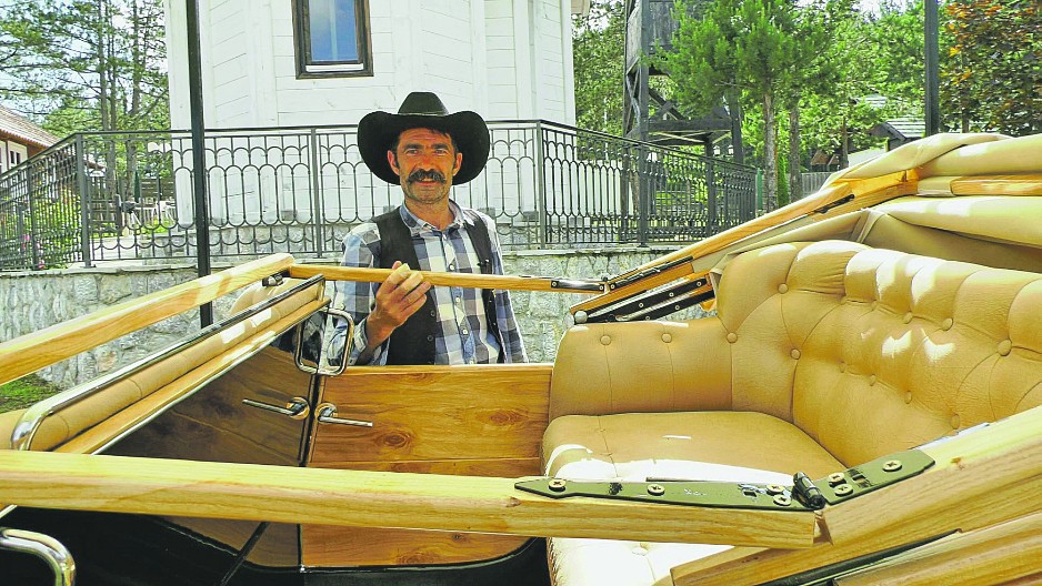 DRVOMOBIL NA ŠUMADIJSKI NAČIN Rade iz Kragujevca duže od dve godine ručno sklapao ljutu mašinu po uzoru na čuveno vozilo